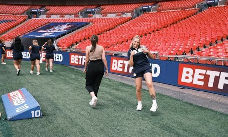 Caitlin Beevers ポルノスター HD ギャラリー