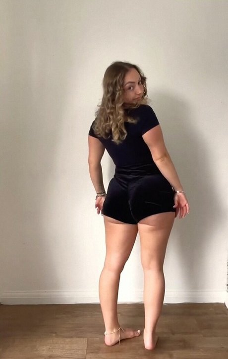 熟女アナルオンリーファンズ アート裸 画像