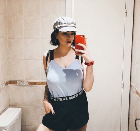 黒髪の熟女オンリーファンズ 美しいヌード 写真