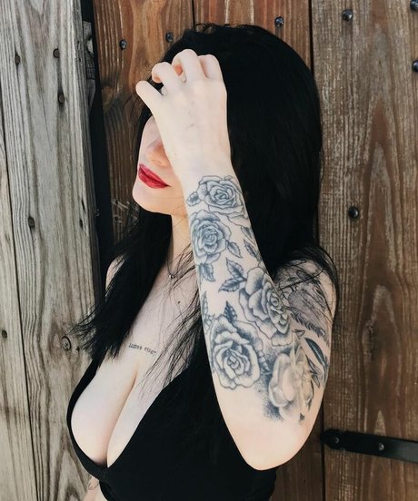 Delfi Peralta ヌードモデル 写真