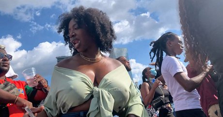 ティックトックスター オンリーファンズ HD ギャラリー