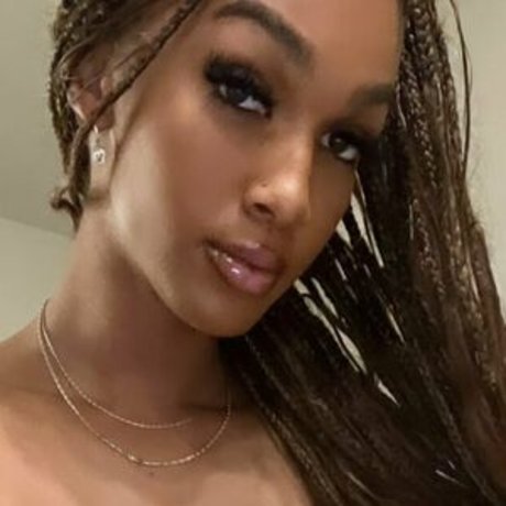 曲線美のブロンドオンリーファンズ アートポルノ 写真