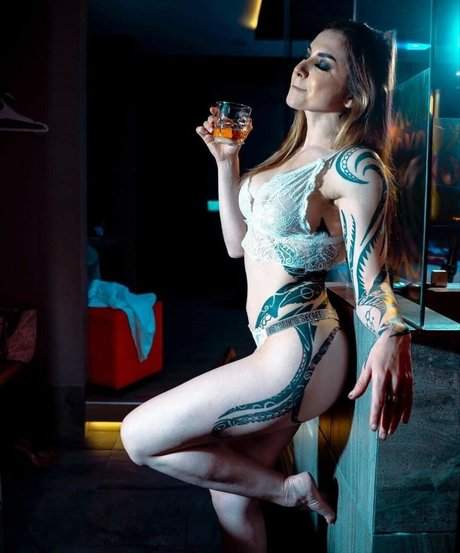 ブルネットの看護師オンリーファンズ 裸 画像