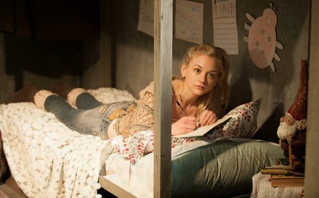 Emily Kinney xxxポルノスター 画像