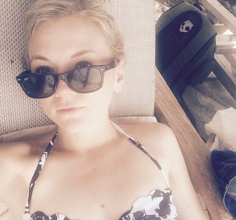 Emily Kinney スター xxx ギャラリー