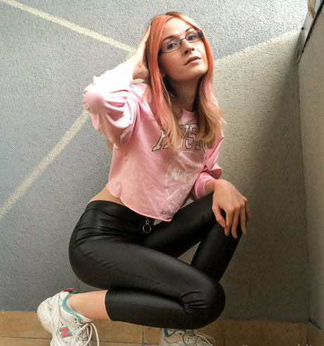 金髪の筋肉オンリーファンズ セクシー裸 写真