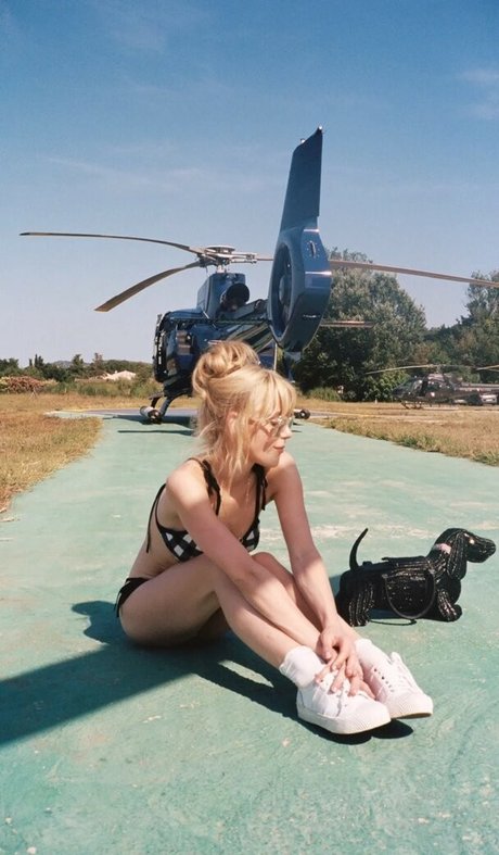 セクシーなブルネットのオンリーファンズ ヌード 写真