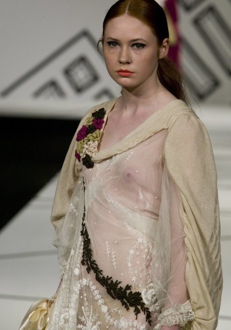 Karen Gillan アート女優 写真