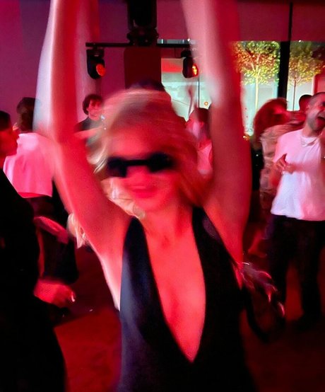 Daisy Edgar Jones ポルノスター ギャラリー