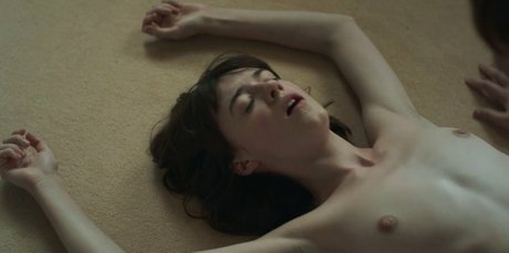 Daisy Edgar Jones ポルノスター 裸 写真