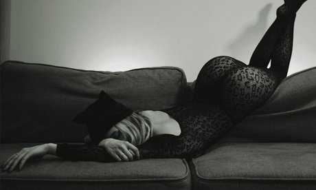 オイルを塗った巨乳オンリーファンズ えろた 画像