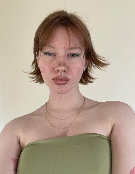 フェイシャルオンリーファンズ セクシーヌード 写真