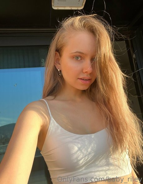 小柄で痩せたオンリーファンズ ホットポルノ 画像