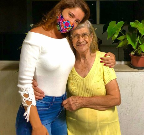 曲線美の女の子オンリーファンズ エロ 写真