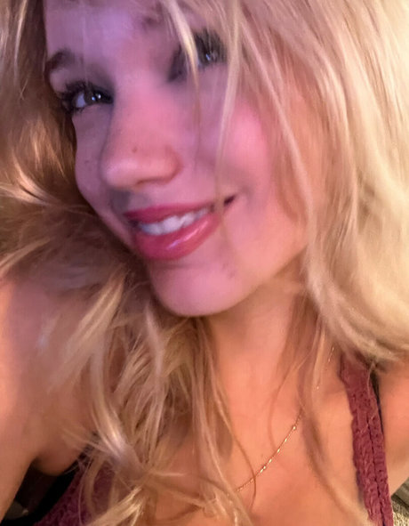 Mikahhlynn アダルトモデル 画像