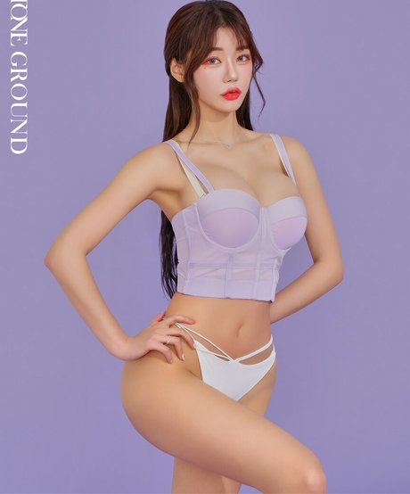 お尻を広げるオンリーファンズ ホット裸 写真