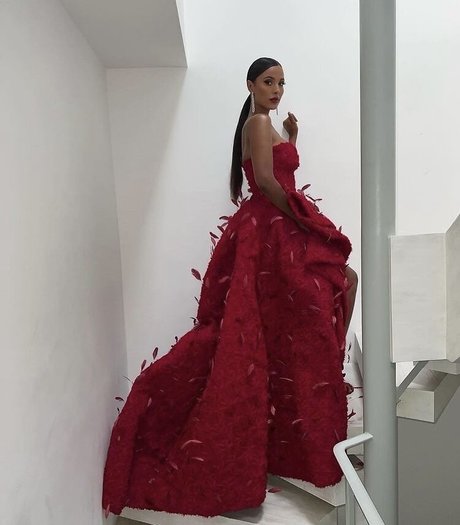 足 マンコ オンリーファンズ アートヌード 写真