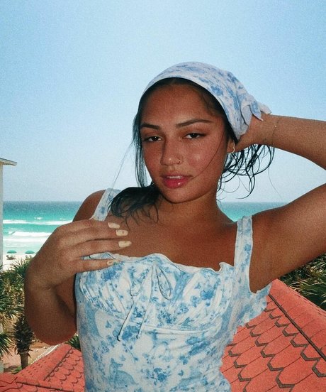 Avani Gregg セクシーなスター ギャラリー