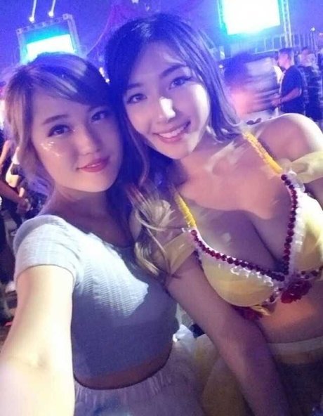 日本の熟女オンリーファンズ ヌード 写真