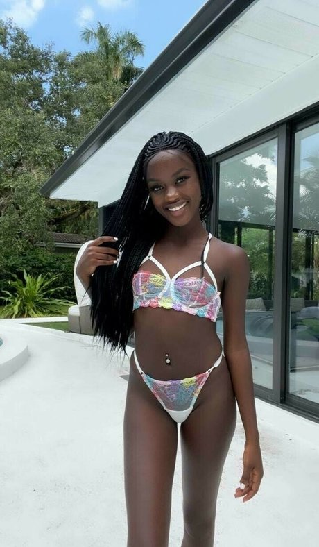 曲線美の女の子オンリーファンズ ホットセックス 写真