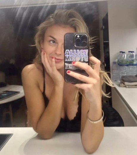 曲線美のブロンドオンリーファンズ 裸 写真