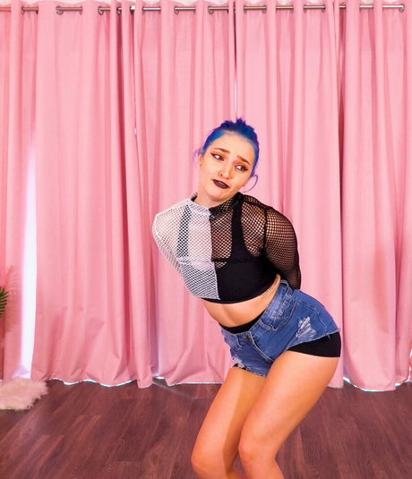 ミラーセルフィーオンリーファンズ ヌード 写真