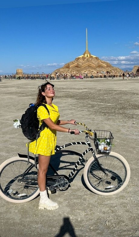 Milana Vayntrub 独占スター ギャラリー