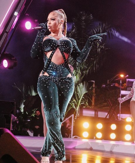 柔軟なティーンオンリーファン 無料裸 画像