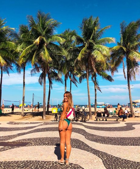 Yara Lore ポルノスター 可愛い 画像