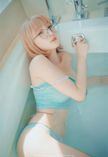 曲線美の女の子オンリーファンズ ホットセックス 写真
