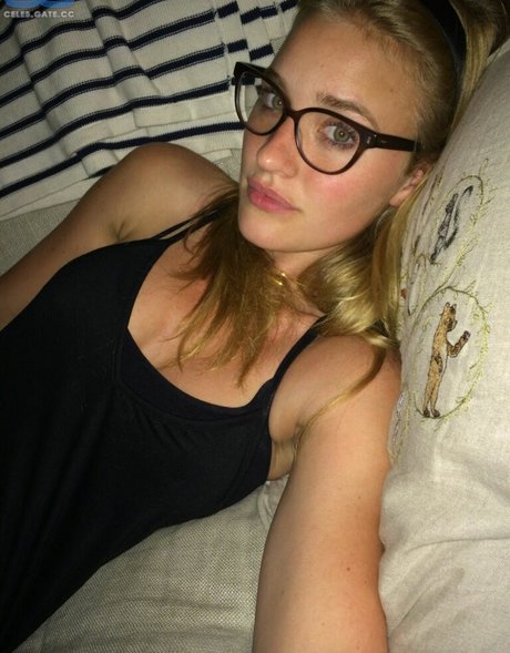 AJ Michalka プロフィール写真