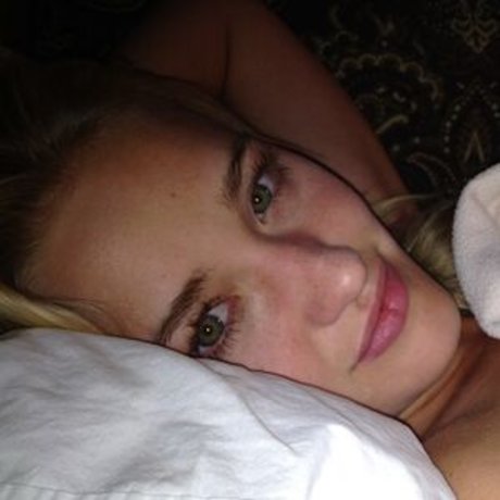 AJ Michalka 裸のスター 写真