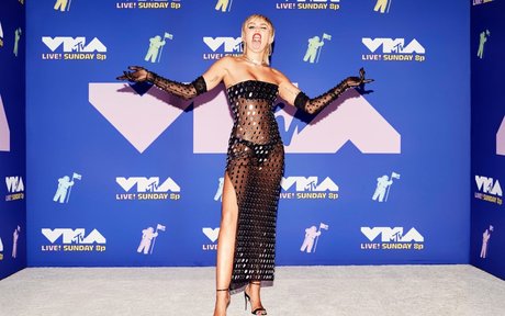 黒檀の熟女オンリーファンズ セクシーヌード 写真