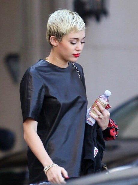 ストリップショー オンリーファンズ セクシーヌード 画像