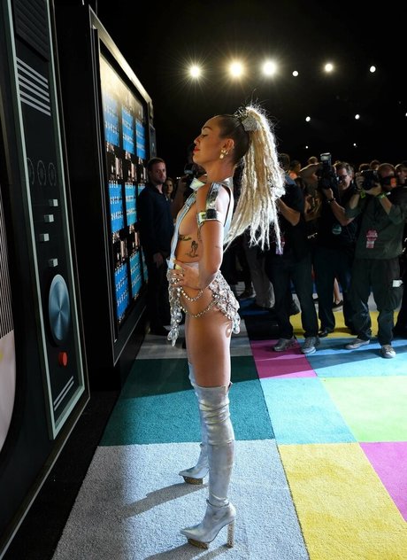 ランジェリーヌードオンリーファンズ ヌード 写真