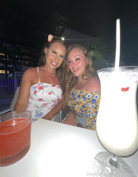 パンツを食い込ませるオンリーファンズ ヌード 画像