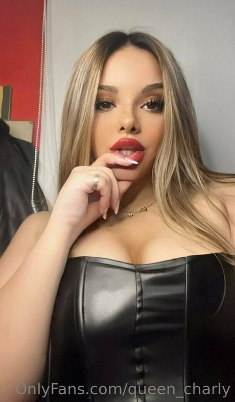 ランジェリーヌードオンリーファンズ ポルノ 写真