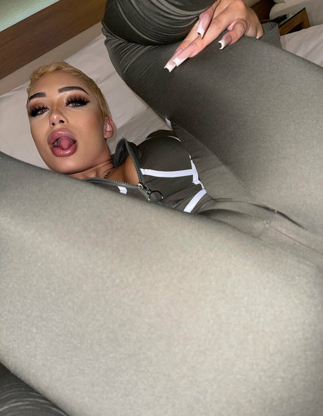 シャワー3P オンリーファンズ アートヌード 画像