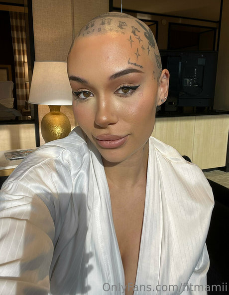 ヌード熟女オンリーファンズ アート裸 画像