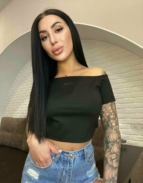 曲線美のブロンドオンリーファンズ ヌード 画像