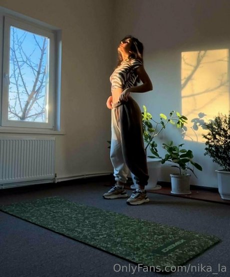 nika la ポルノスター ヌード 写真