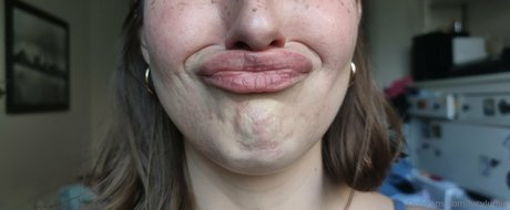 尖ったおっぱいオンリーファンズ ホット裸 写真