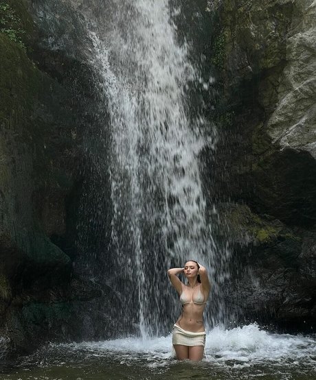 ヌード妻オンリーファンズ ヌード 写真