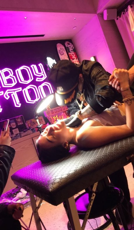 レズビアンマッサージオンリーファンズ セクシーヌード 画像