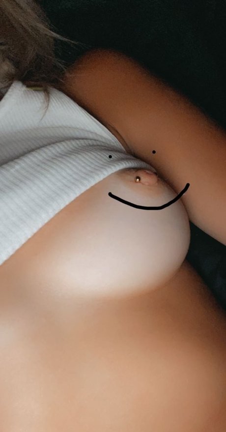 Noah Cyrus スター 裸 画像