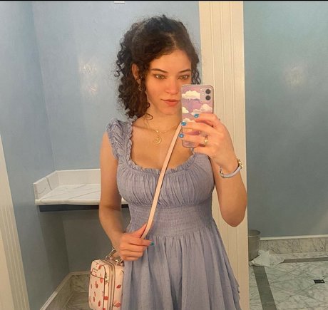 尖ったおっぱいオンリーファンズ ホットポルノ 写真