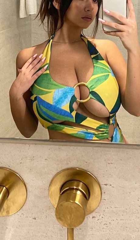 金髪の小人オンリーファンズ エロチック 写真