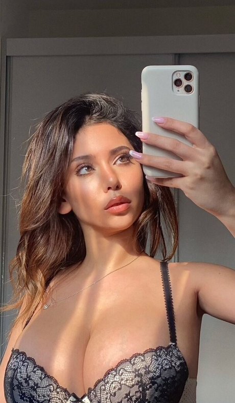 弁護士オンリーファンズ ヌード 写真