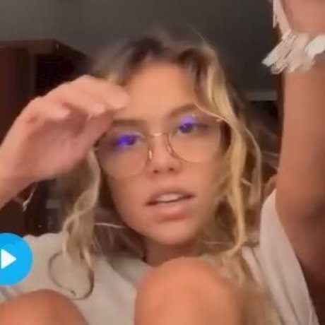 セクシーなブルネットのオンリーファンズ ポルノ 写真