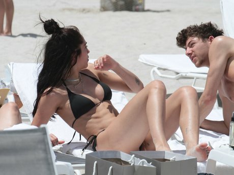 ランジェリーヌードオンリーファンズ ポルノ 写真